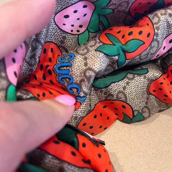Gucci Silk Strawberry Headband New Condition - Picture 6 of 9